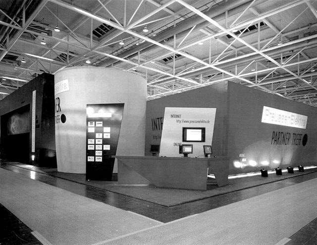 messegeschichten__0006_Preussen-Elektra-Hannover-Messe-1997-blackwhite